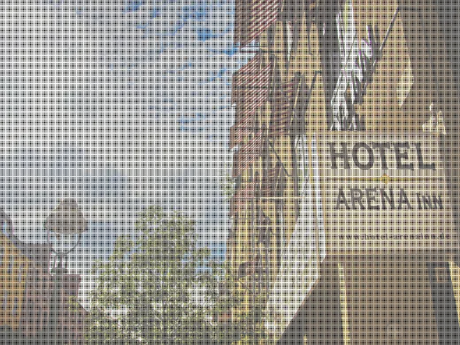 Hotelschild über den Dächern