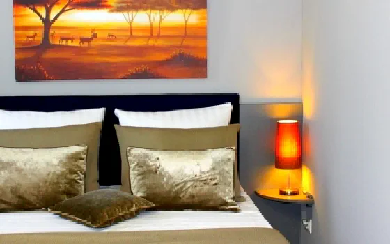 Einzelzimmer mit Flachbild-TV und Schreibtisch