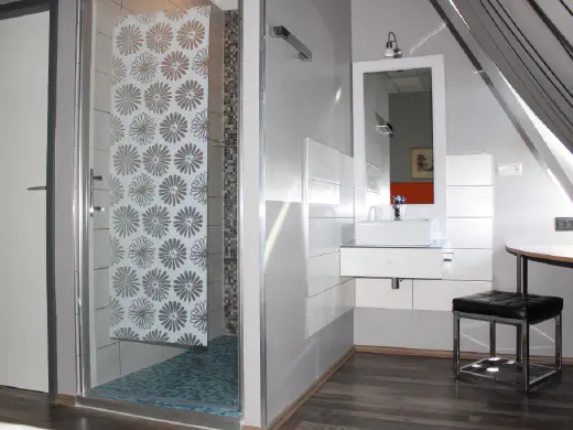 Dusche mit Glaskabine