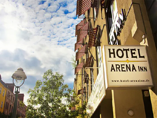 Hotelfassade mit Schild