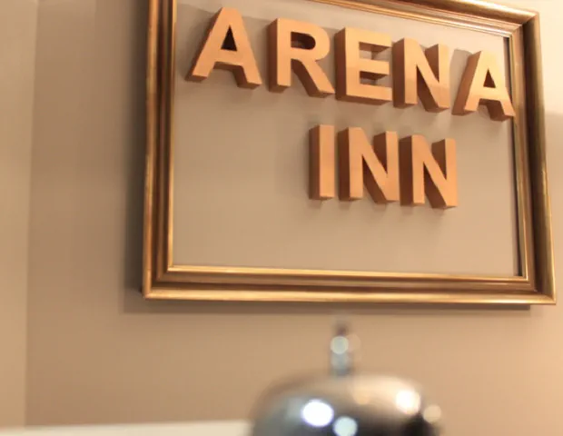 Empfangsbereich mit Hotelschild