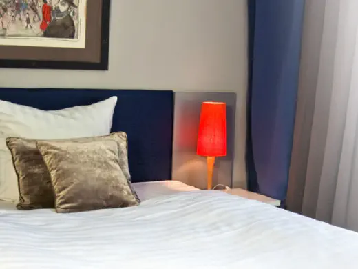 Bett mit Nachttischlampen