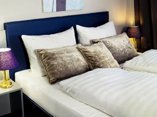 Bett mit beigefarbenen Kissen