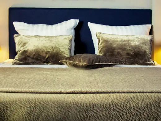 Zimmer mit blauen Akzenten