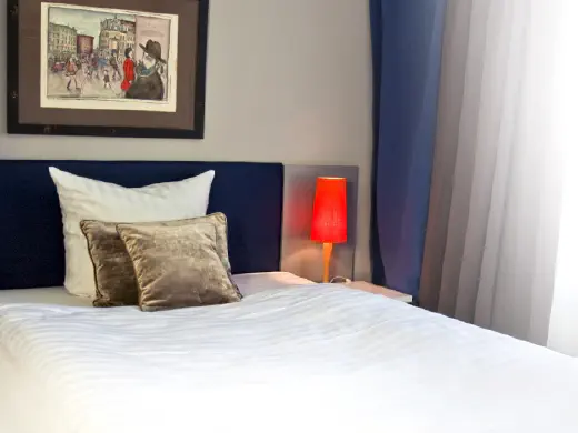 Zimmer mit Bild über dem Bett
