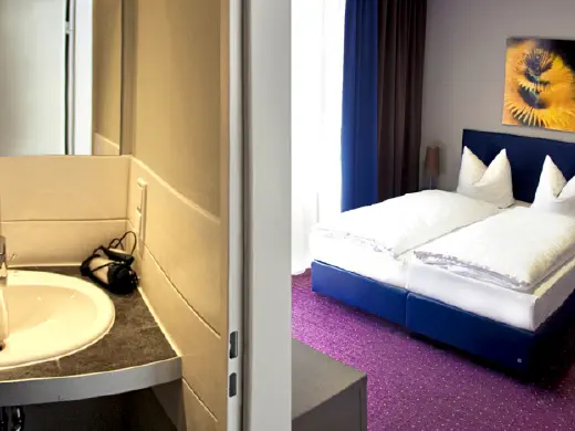 Badezimmer mit Rundspiegel